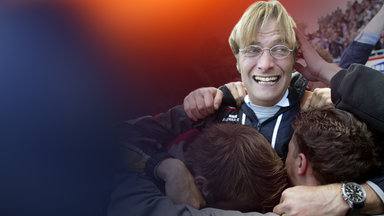 Der Mainzer Trainer Juergen Klopp feiert am Sonntag, 23. Mai 2004 in Mainz mit seinen Fans nachdem Mainz durch einen 3-0 Sieg in einem Zweitligaspiel gegen Eintracht Trier den Aufstieg in die 1. Fussball- Bundesliga geschafft hat.