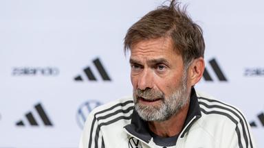 Jürgen Klopp bei der DFB-PK in Großaufnahme mit ernstem Blick.