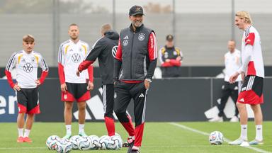 Bundestrainer Jürgen Klopp lacht beim Abschlusstraining der deutschen Nationalmannschaft vor dem Nations-League-Spiel gegen Griechenland.