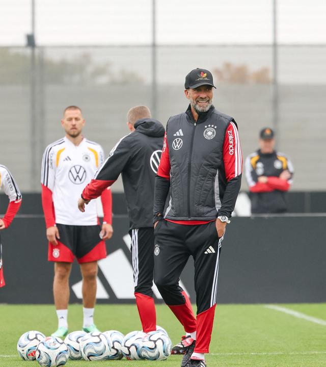 Bundestrainer Jürgen Klopp lacht beim Abschlusstraining der deutschen Nationalmannschaft vor dem Nations-League-Spiel gegen Griechenland.