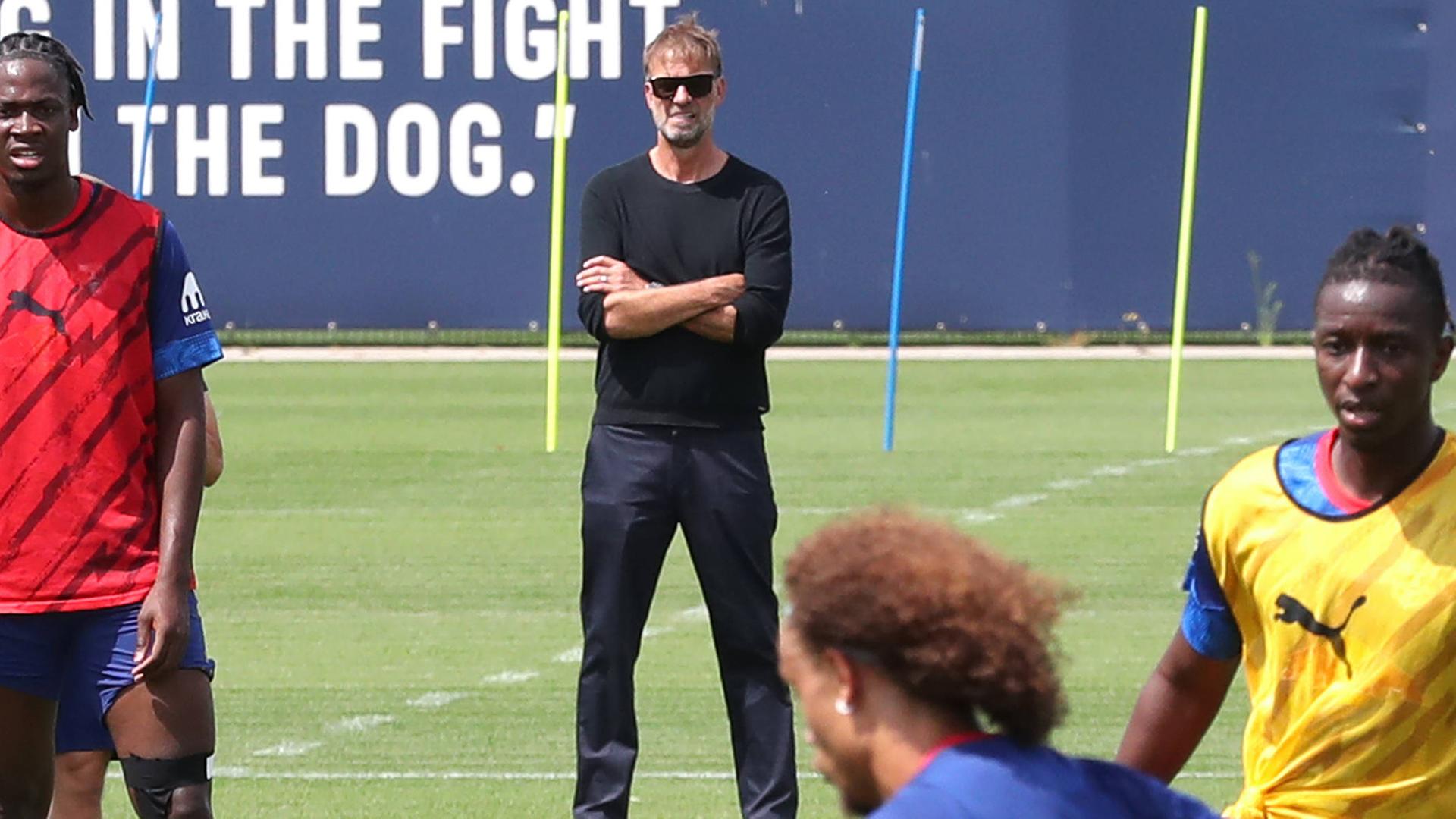 Jürgen Klopp (Global Head of Soccer, Red Bull) verfolgt das öffentliche Auftakttraining von RB Leipzig