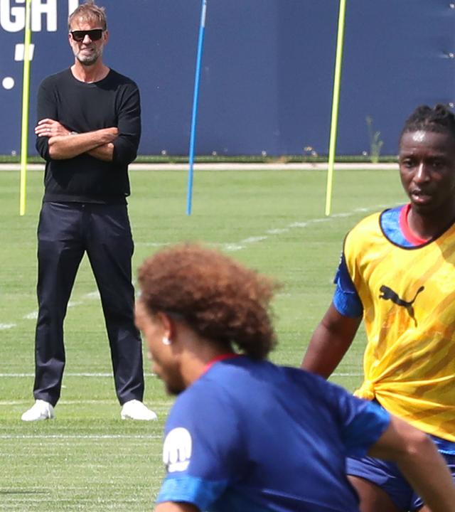 Jürgen Klopp (Global Head of Soccer, Red Bull) verfolgt das öffentliche Auftakttraining von RB Leipzig