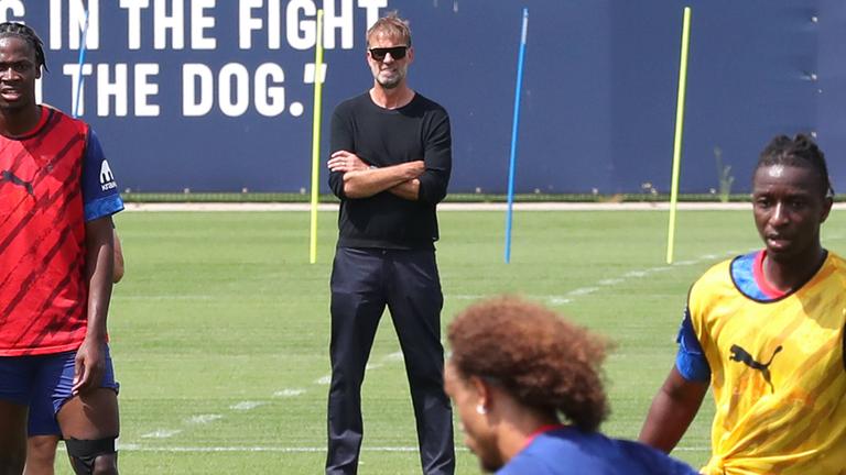 Jürgen Klopp (Global Head of Soccer, Red Bull) verfolgt das öffentliche Auftakttraining von RB Leipzig