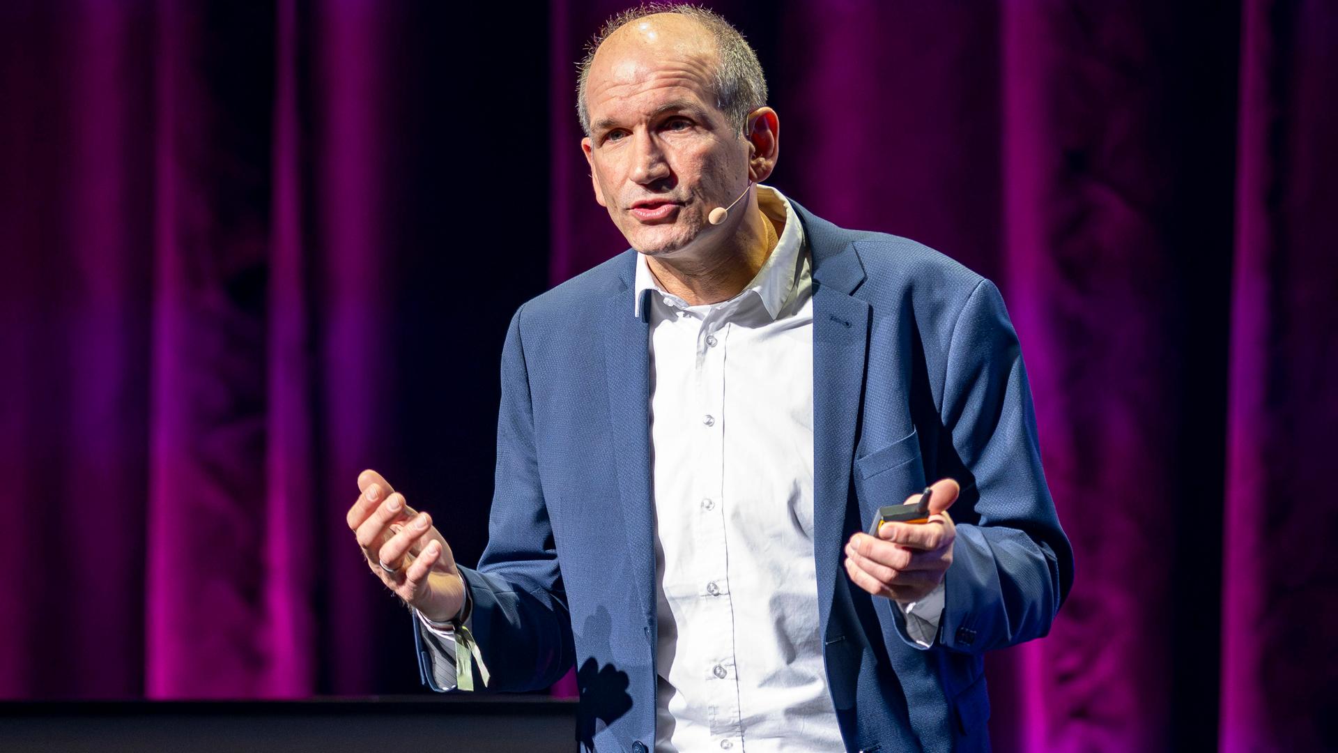 Prof. Dr. Jürgen Mittag, Professor für Sportpolitik und Leiter des Instituts für Europäische Sportentwicklung und Freizeitforschung an der Sporthochschule Köln, spricht während der Podiumsrunde auf dem Sportbusiness Kongress SpoBis