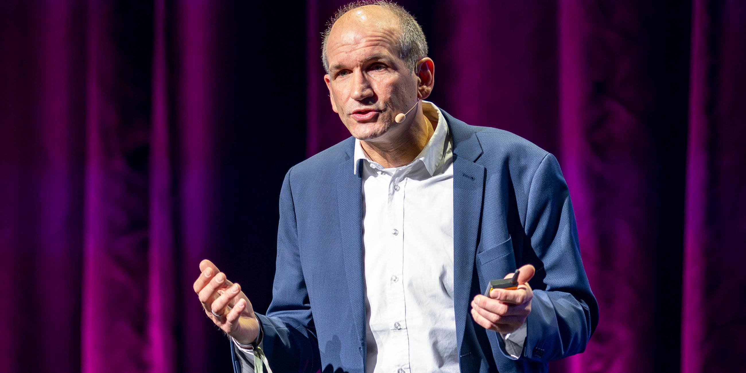 Prof. Dr. Jürgen Mittag, Professor für Sportpolitik und Leiter des Instituts für Europäische Sportentwicklung und Freizeitforschung an der Sporthochschule Köln, spricht während der Podiumsrunde auf dem Sportbusiness Kongress SpoBis
