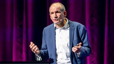 Prof. Dr. Jürgen Mittag, Professor für Sportpolitik und Leiter des Instituts für Europäische Sportentwicklung und Freizeitforschung an der Sporthochschule Köln, spricht während der Podiumsrunde auf dem Sportbusiness Kongress SpoBis