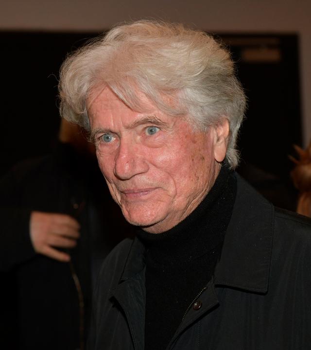Jürgen Prochnow schaut an der Kamera vorbei