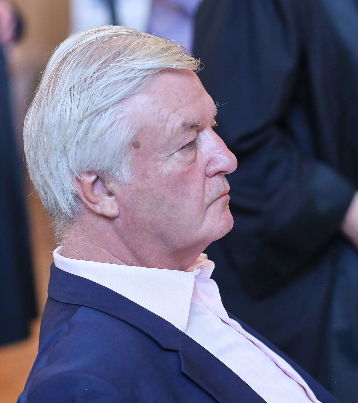 Leipzig, Bundesverwaltungsgericht: Gerichtsverhandlung über Compact-Verbot: Jürgen Rainer Elsässer erscheint im Saal, Archivbild