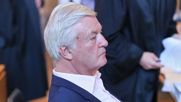 Leipzig, Bundesverwaltungsgericht: Gerichtsverhandlung über Compact-Verbot: Jürgen Rainer Elsässer erscheint im Saal, Archivbild