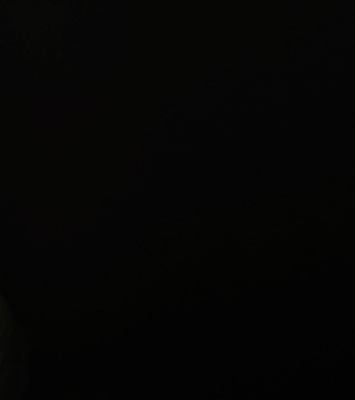 Gesicht einer Jugendlichen im Halbschatten