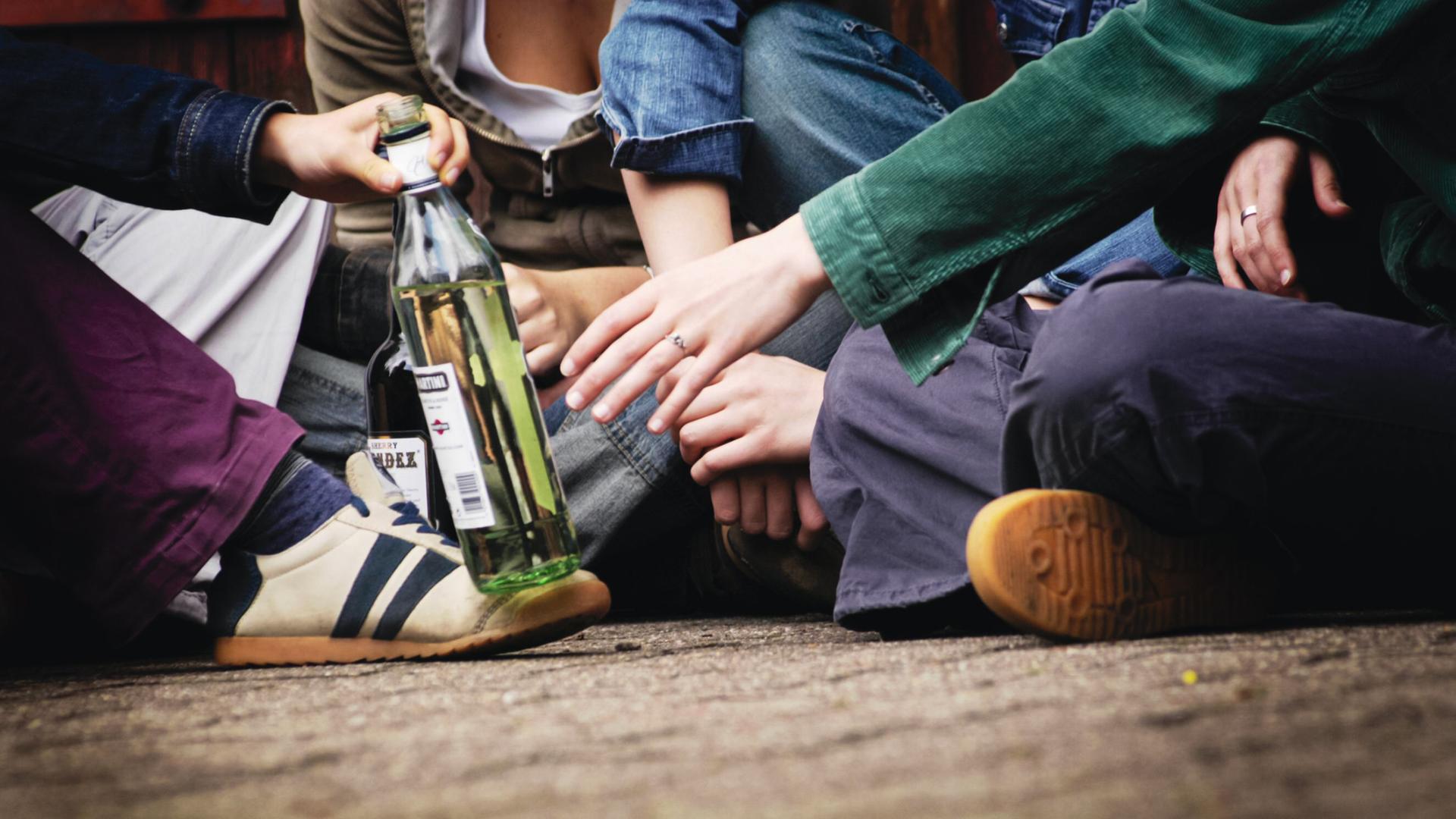 Symbolbild: Jugendliche und Alkohol