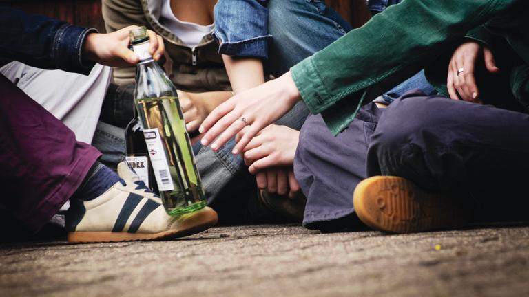 Symbolbild: Jugendliche und Alkohol