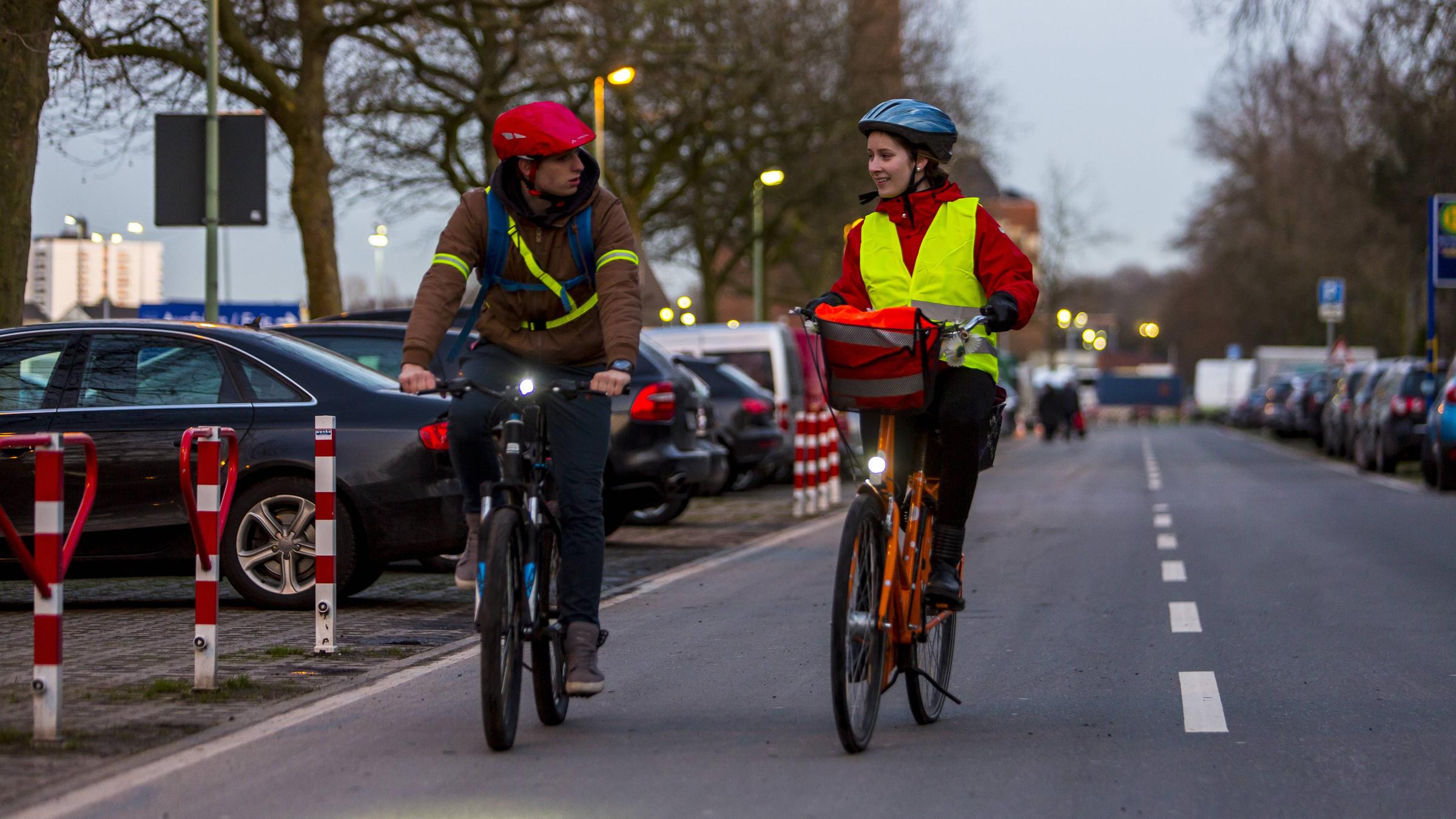 Zwei Jugendliche auf Fahrrädern in der Dämmerung