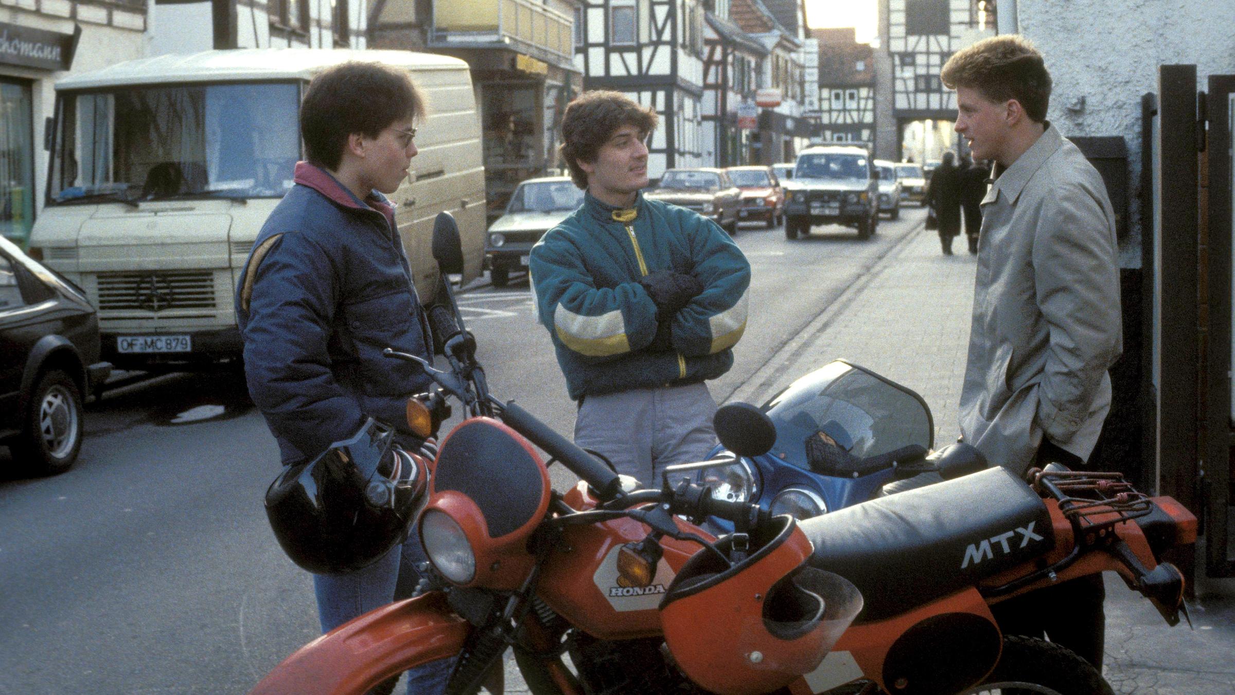 Jugendliche mit ihren Mopeds treffen sich 1984 in Frankfurt am Main