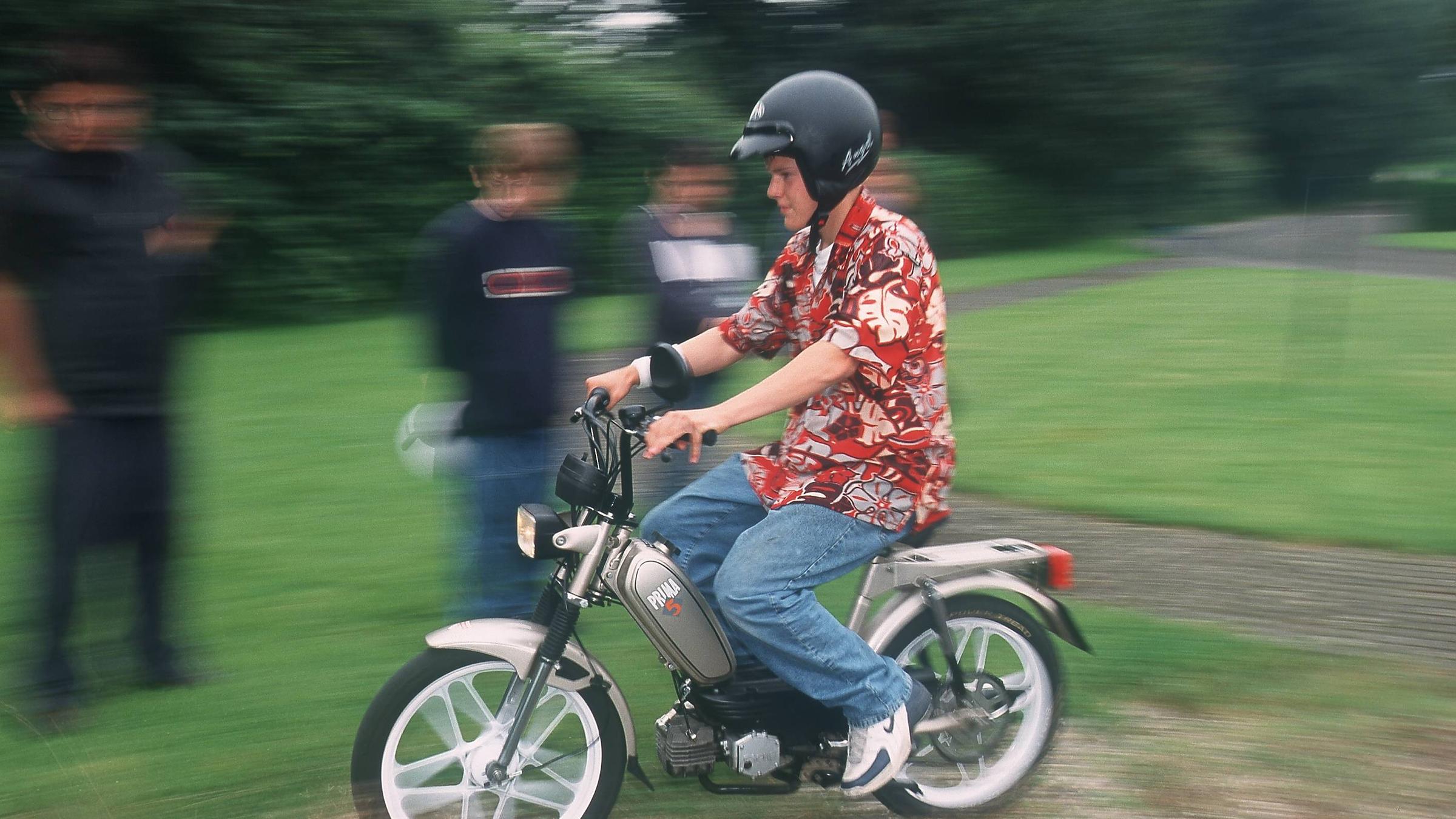 Jugendlicher fährt im Sommer 2002 auf einem Moped