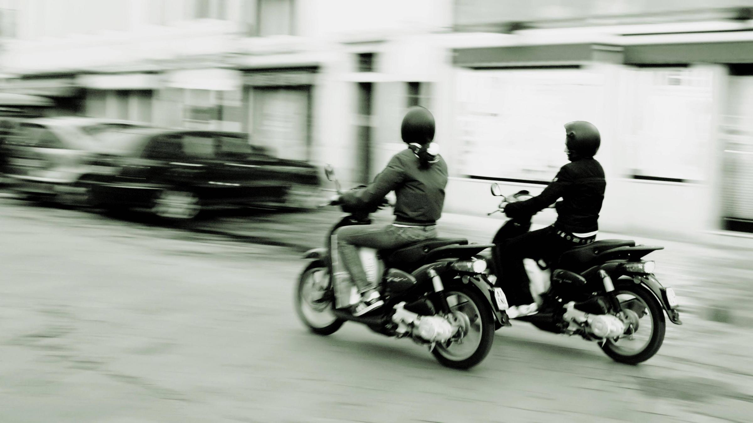 Jugendliche auf Mopeds