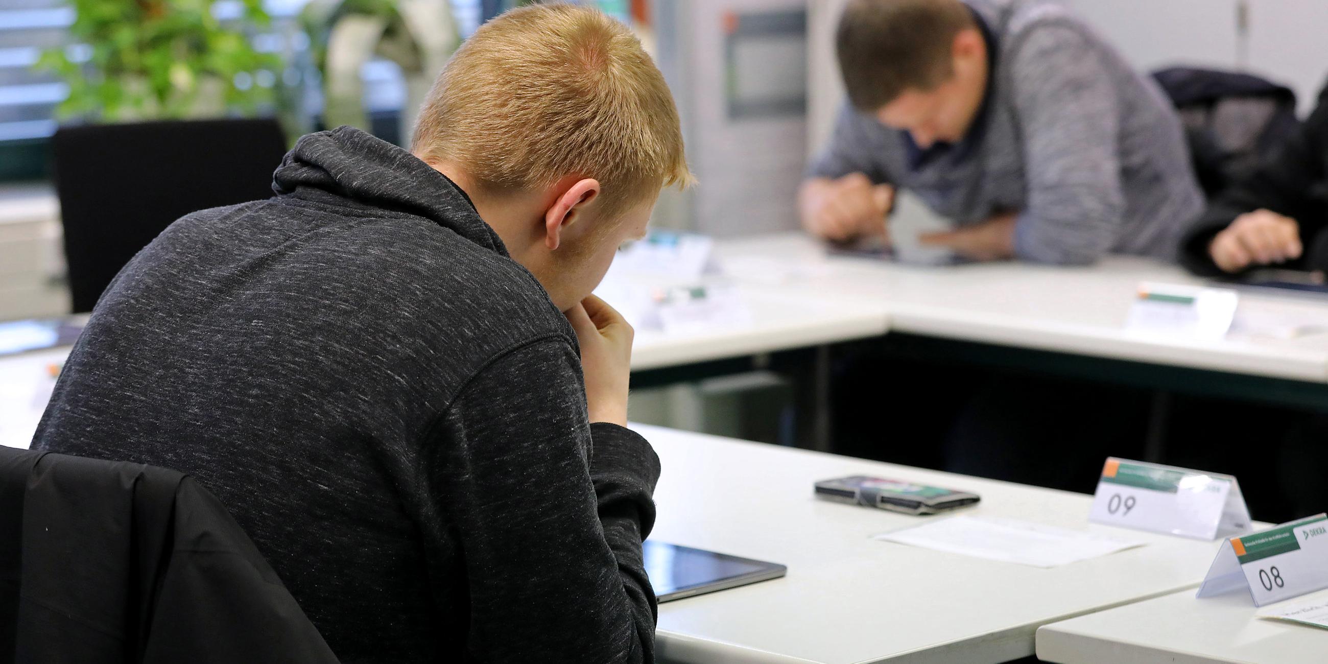 Jugendliche bei der theoretischen Führerscheinprüfung (Archivfoto)
