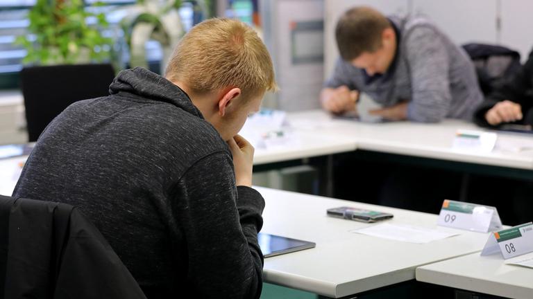 Jugendliche bei der theoretischen Führerscheinprüfung (Archivfoto)