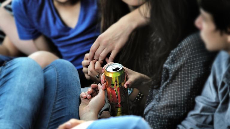 Jugendliche halten eine Bierdose in der Hand (Archivfoto)