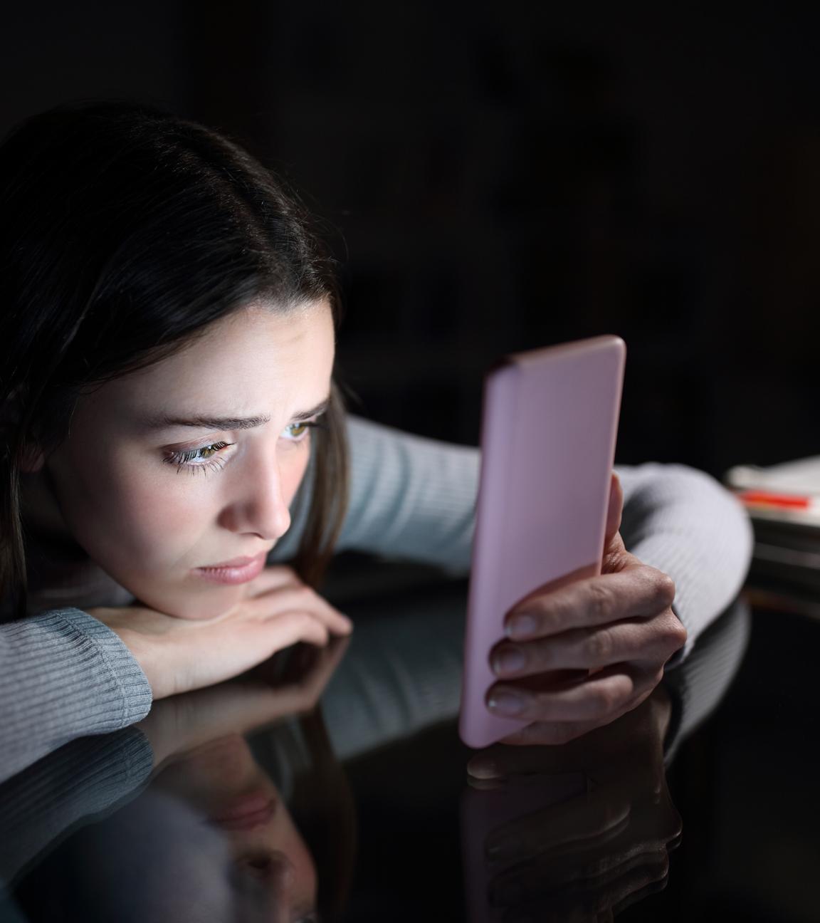 Jugendliche schaut auf ihr Handy