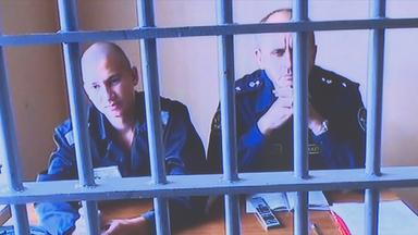 Russischer Jugendlicher sitzt bei Gerichtsverhandlung hinter Gittern