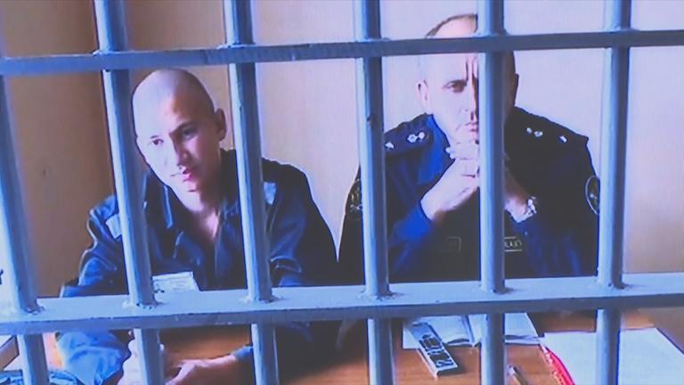 Russischer Jugendlicher sitzt bei Gerichtsverhandlung hinter Gittern