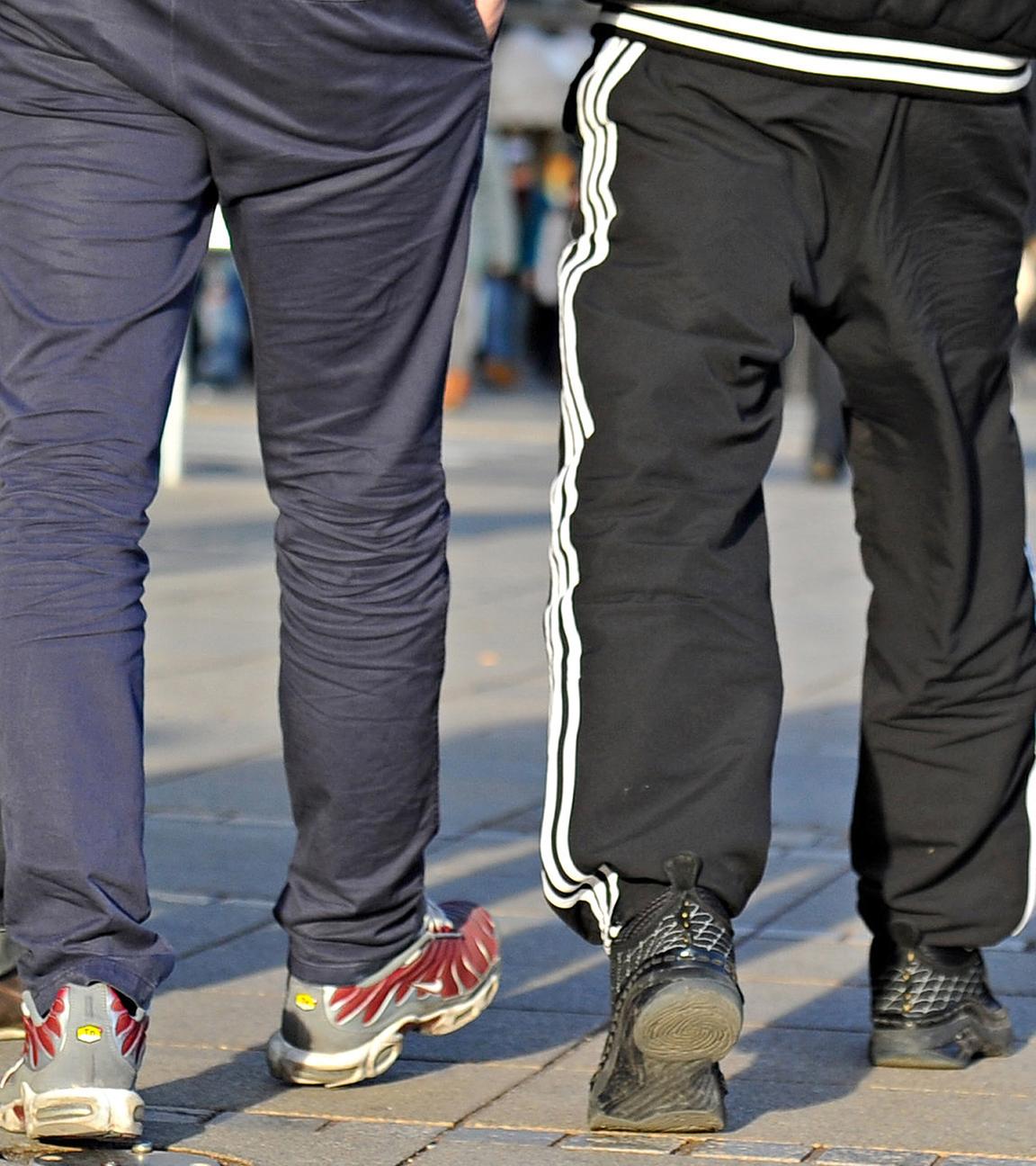 Symbolbild: Jugendliche in Jogginghosen