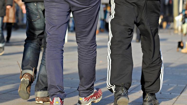 Symbolbild: Jugendliche in Jogginghosen