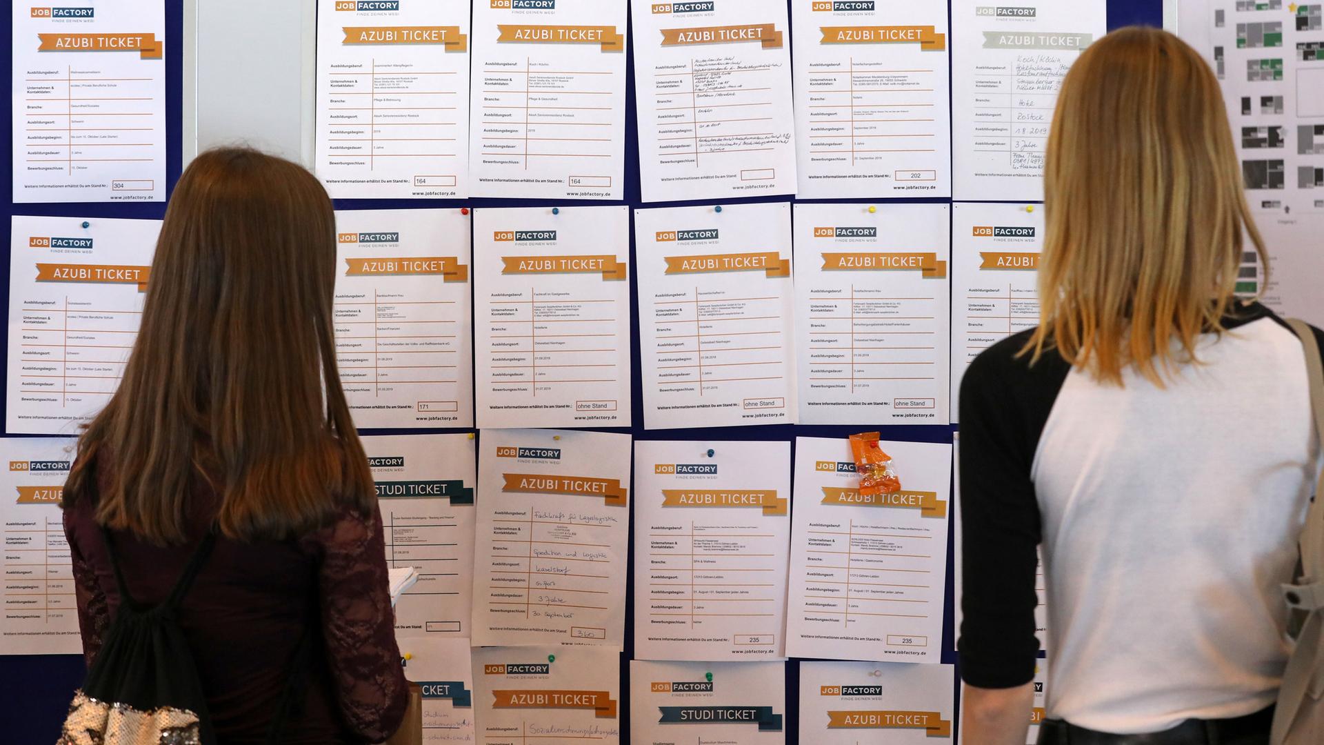 Mecklenburg-Vorpommern, Rostock: Auf der 21. Jobfactory informieren sich zwei Besucherinnen über Angebote bei "Azubi Tickets". Archivbild