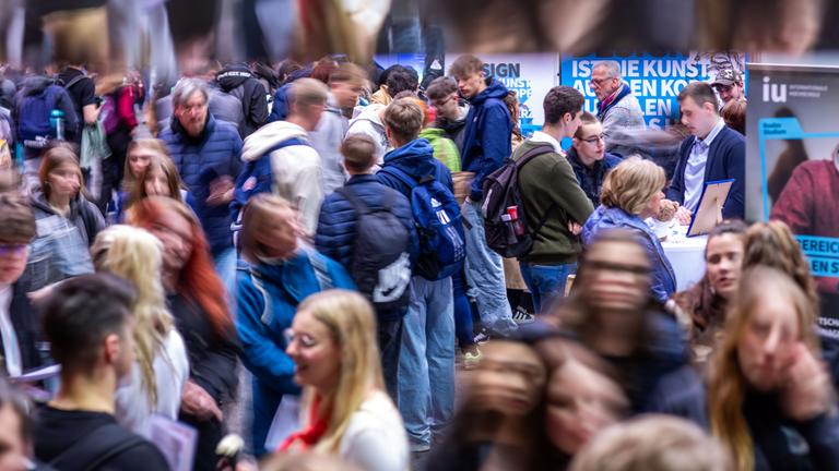 Mecklenburg-Vorpommern, Schwerin: Jugendliche sind zwischen den Informationsständen auf der Jobmesse "vocatium"