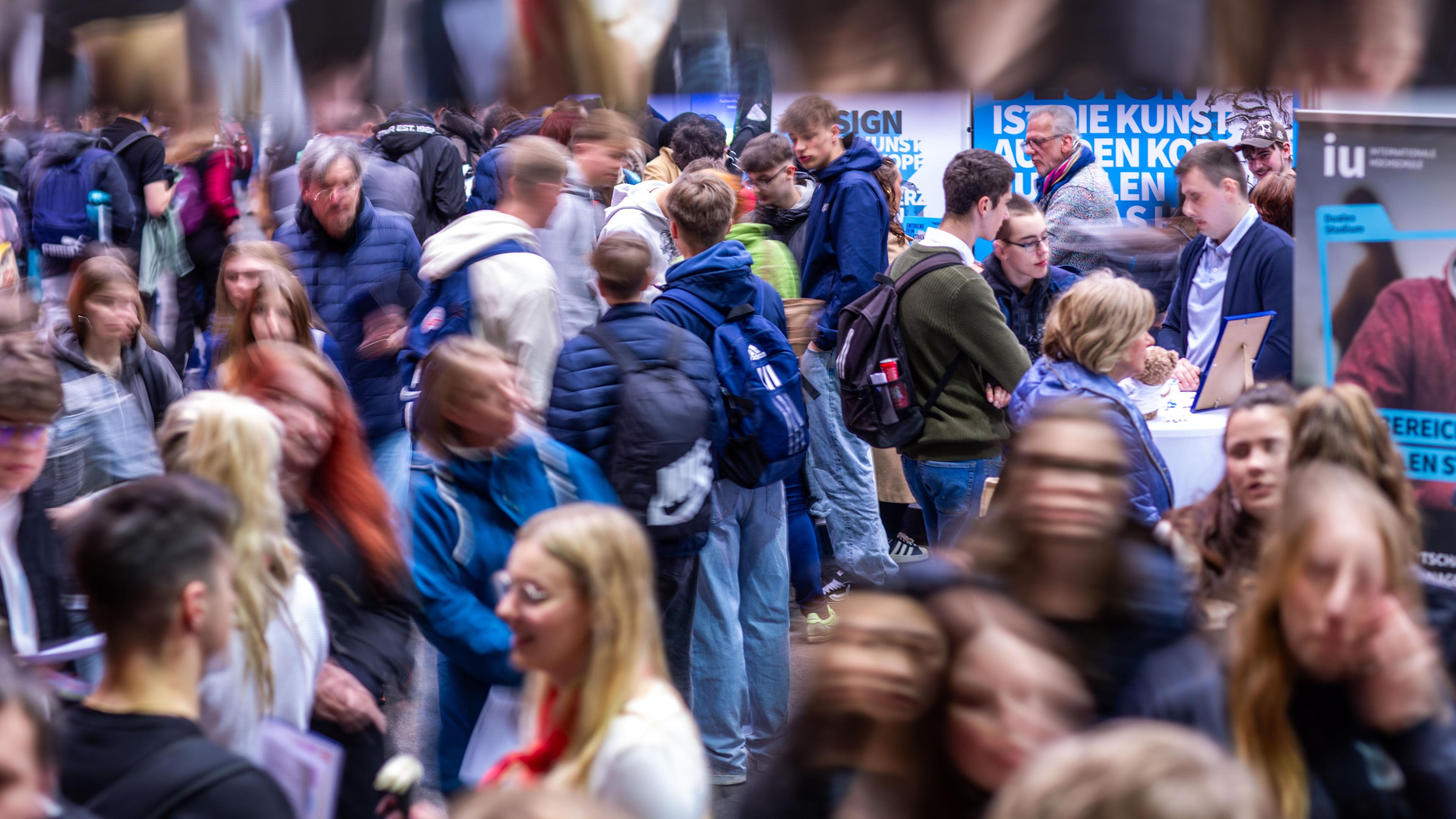 Mecklenburg-Vorpommern, Schwerin: Jugendliche sind zwischen den Informationsständen auf der Jobmesse "vocatium" - Fachmesse für Ausbildung und Studium - unterwegs.