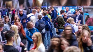 Mecklenburg-Vorpommern, Schwerin: Jugendliche sind zwischen den Informationsständen auf der Jobmesse "vocatium" - Fachmesse für Ausbildung und Studium - unterwegs.