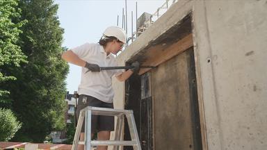 Junge Frau beim Handwerken