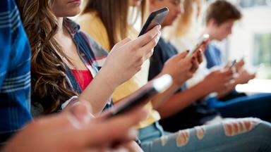 Jugendliche am Smartphone