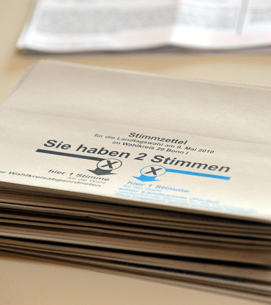 Stapel mit Wahlzetteln 