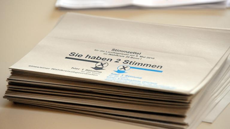 Stapel mit Wahlzetteln 