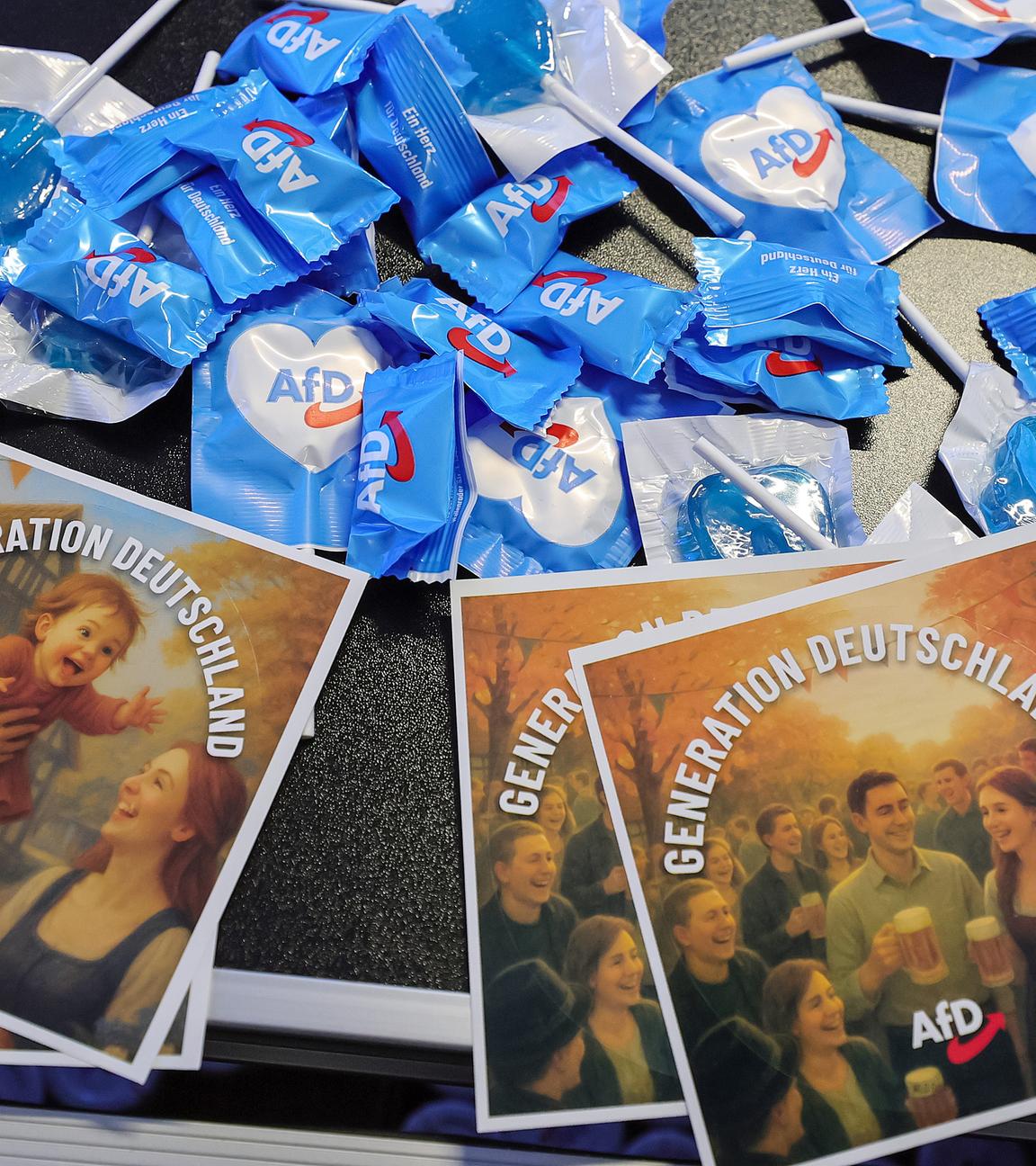 Symbolbild: Auf dem Foto sind Lollis und Flyer mit AfD-Logo während des Gründungskongresses der neuen Jugendorganisation der Alternative für Deutschland (AfD)
