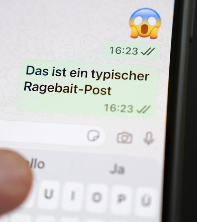 Hamburg: Das Wort Ragebait ist auf dem Display eines Smartphones in einem Chatverlauf zu lesen.