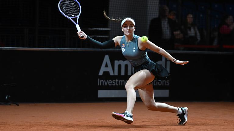 Julia Stusek bereitet sich beim Tennis-Grand-Prix 2026 in Stuttgart auf einen unterschnittenen Rückhandschlag vor 