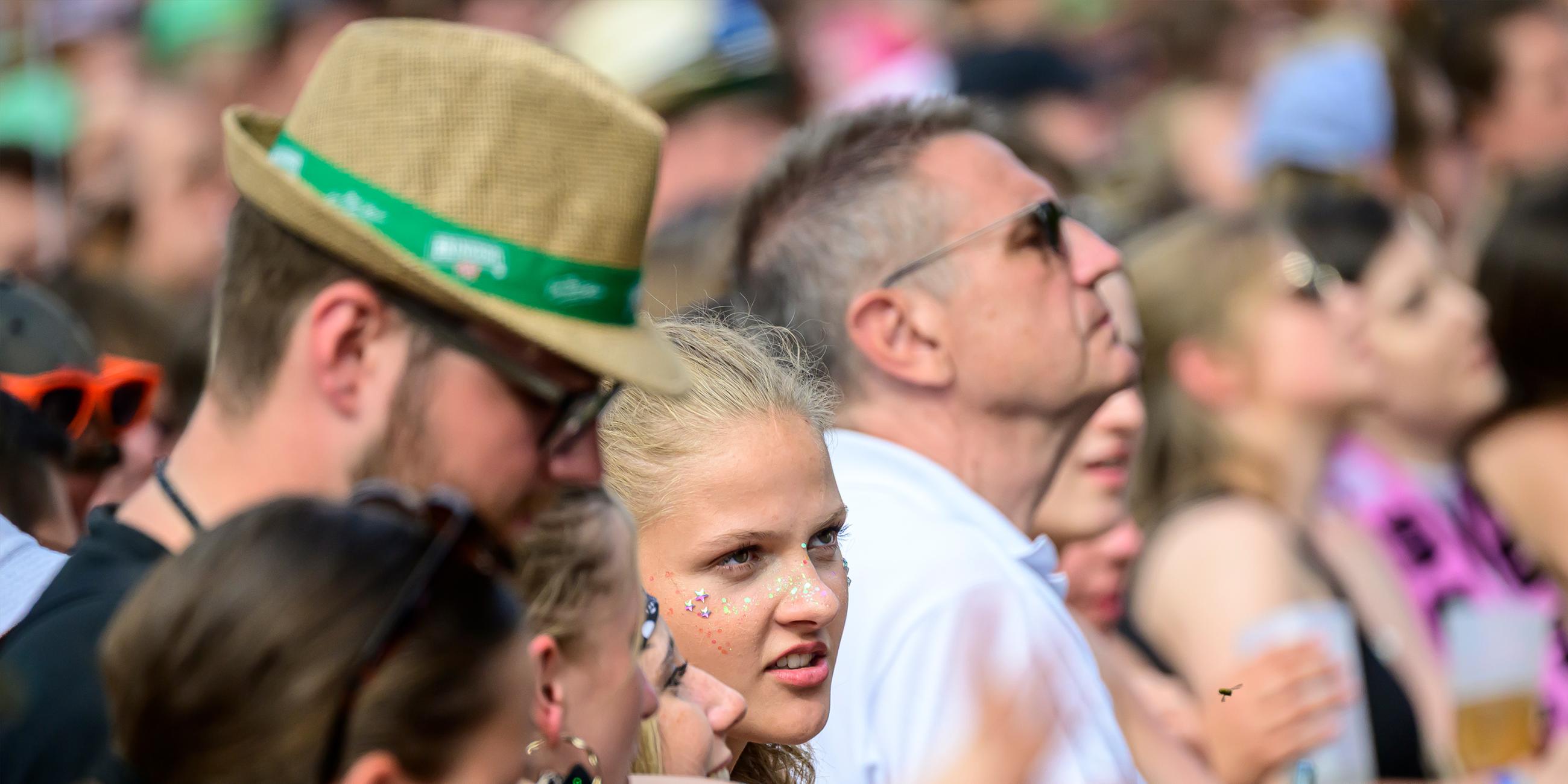 Archiv: Fans am Samstag den 26. 7. 2025 beim Juicy Festival in Dortmund.