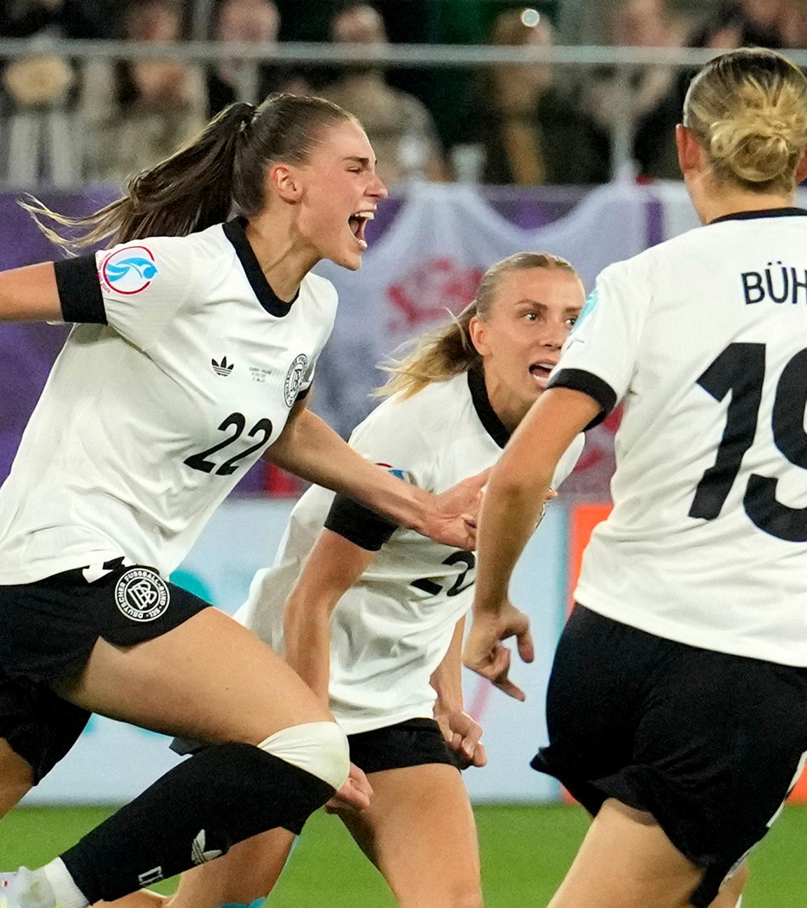 Fußball, Frauen: EM, Deutschland - Polen: Jule Brand (l) jubelt nach ihrem Treffer zum 1:0