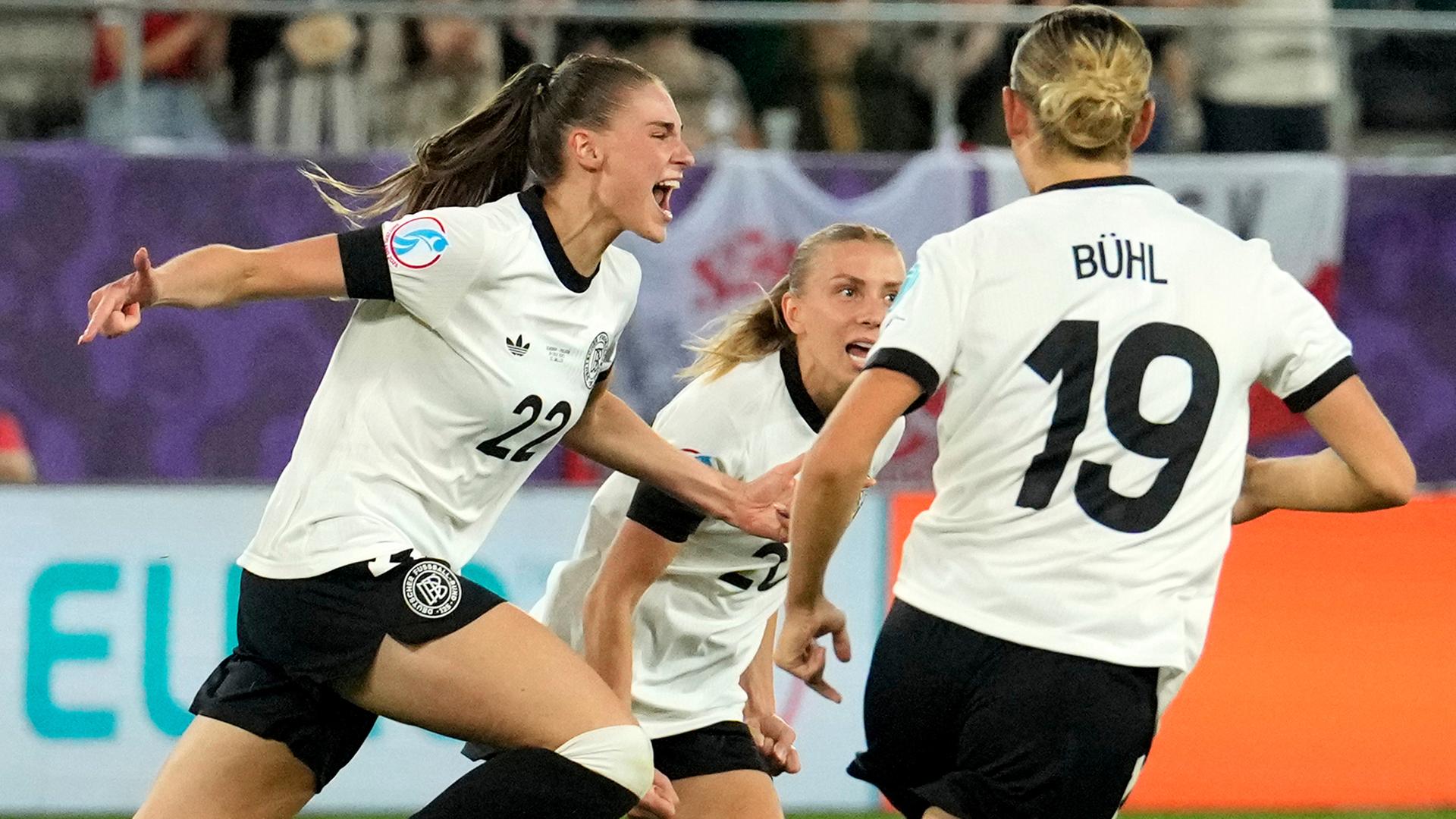 Fußball, Frauen: EM, Deutschland - Polen: Jule Brand (l) jubelt nach ihrem Treffer zum 1:0
