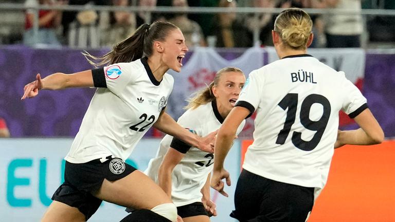 Fußball, Frauen: EM, Deutschland - Polen: Jule Brand (l) jubelt nach ihrem Treffer zum 1:0