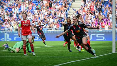 Die deutsche Fussballspielerin Jule Brand bejubelt ihren Treffer für Olympique Lyon im Champions League Spiel gegen Arsenal London