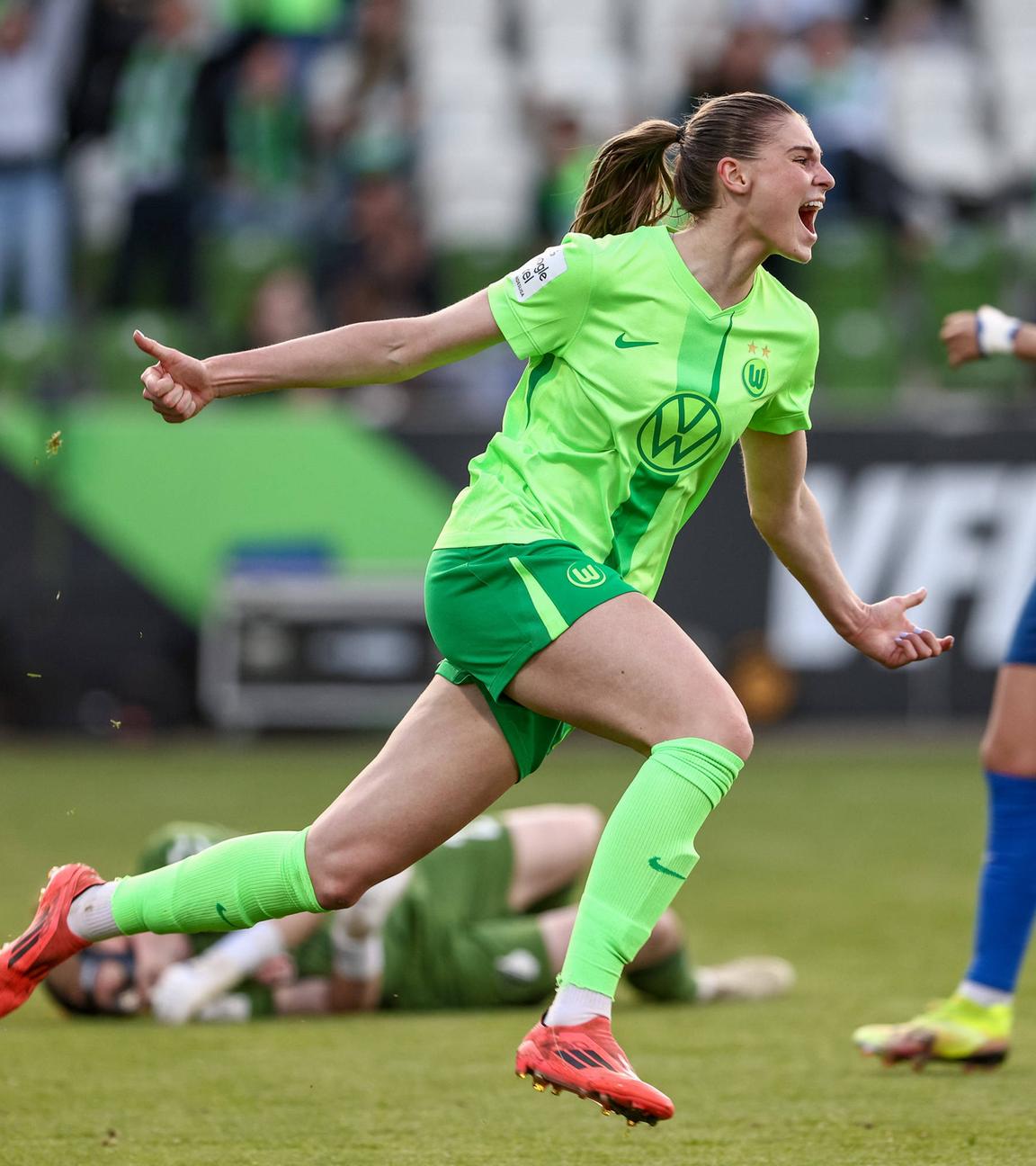 Wolfsburgs Jule Brand jubelt nach ihrem Treffer zum 2:1 gegen Hoffenheim