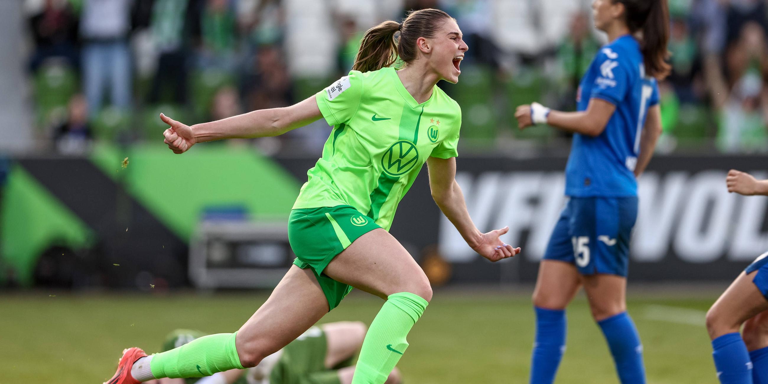 Wolfsburgs Jule Brand jubelt nach ihrem Treffer zum 2:1 gegen Hoffenheim