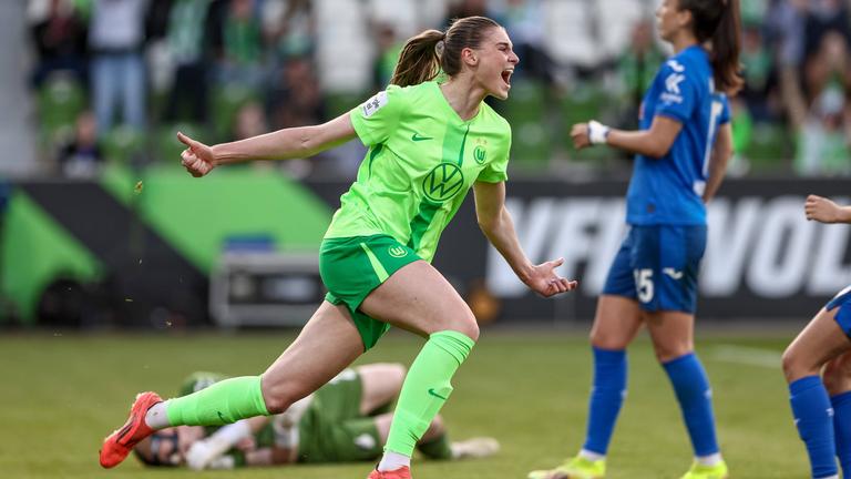 Wolfsburgs Jule Brand jubelt nach ihrem Treffer zum 2:1 gegen Hoffenheim
