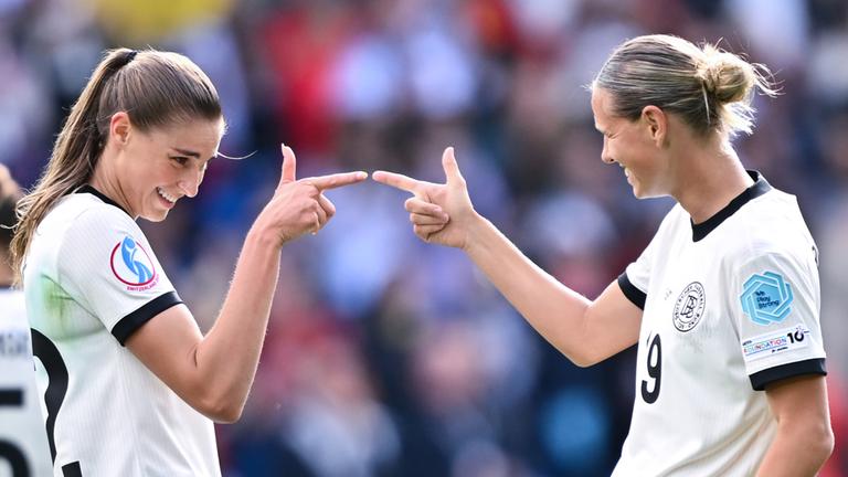 Jule Brand (l) und Klara Bühl am 08.07.2025