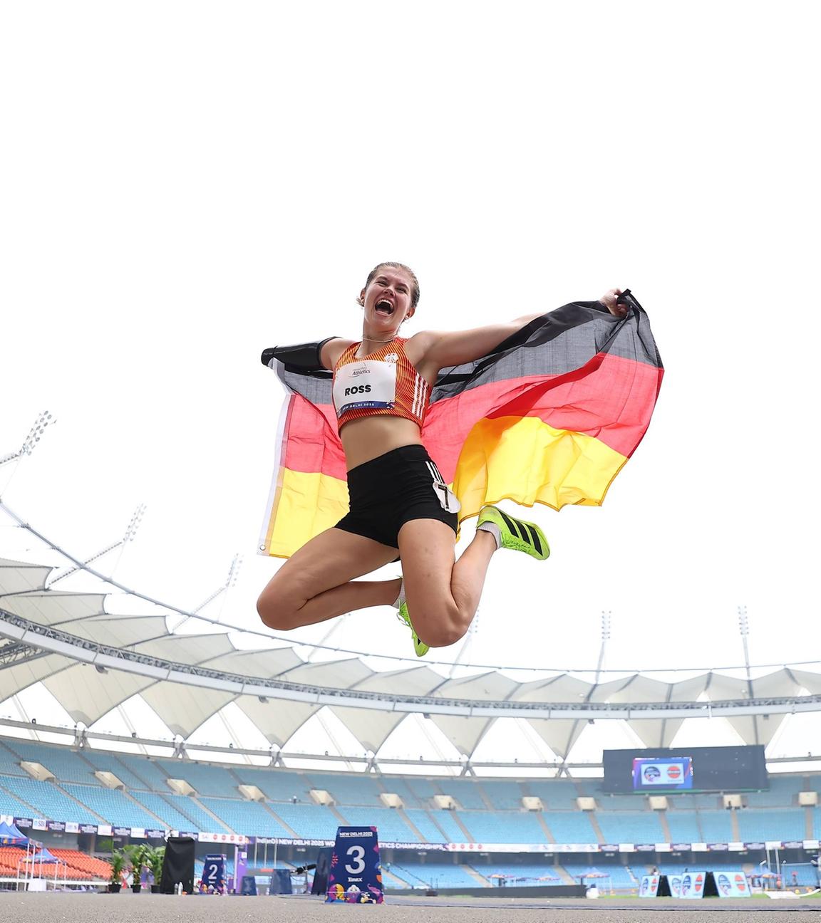 Para-Leichtathletin Jule Roß jubelt mit Deutschland-Fahne über ihr WM-Bronze