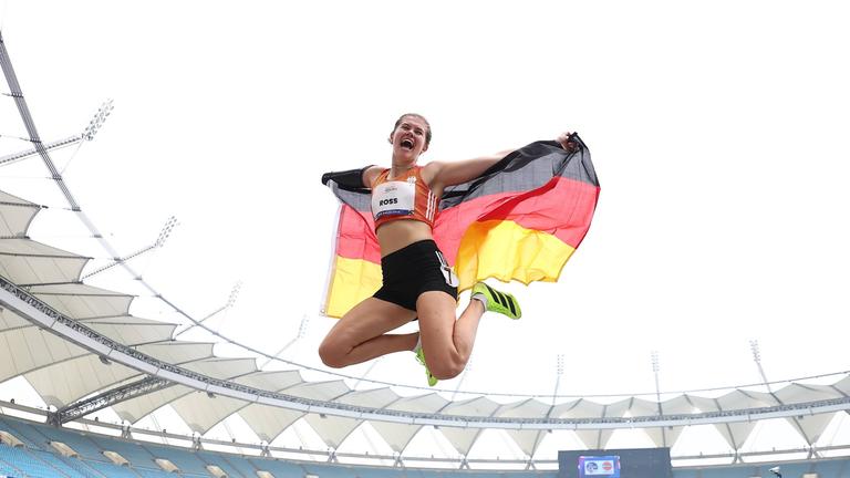 Para-Leichtathletin Jule Roß jubelt mit Deutschland-Fahne über ihr WM-Bronze
